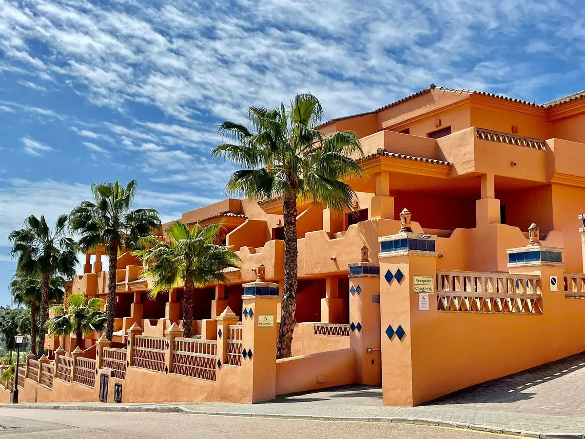Middle Floor Apartment for sale in Benahavís — photo 1