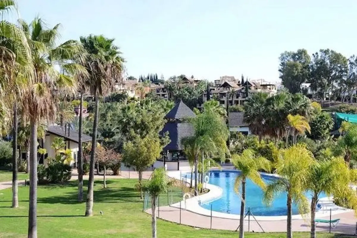 Middle Floor Apartment for sale in Estepona — photo 1