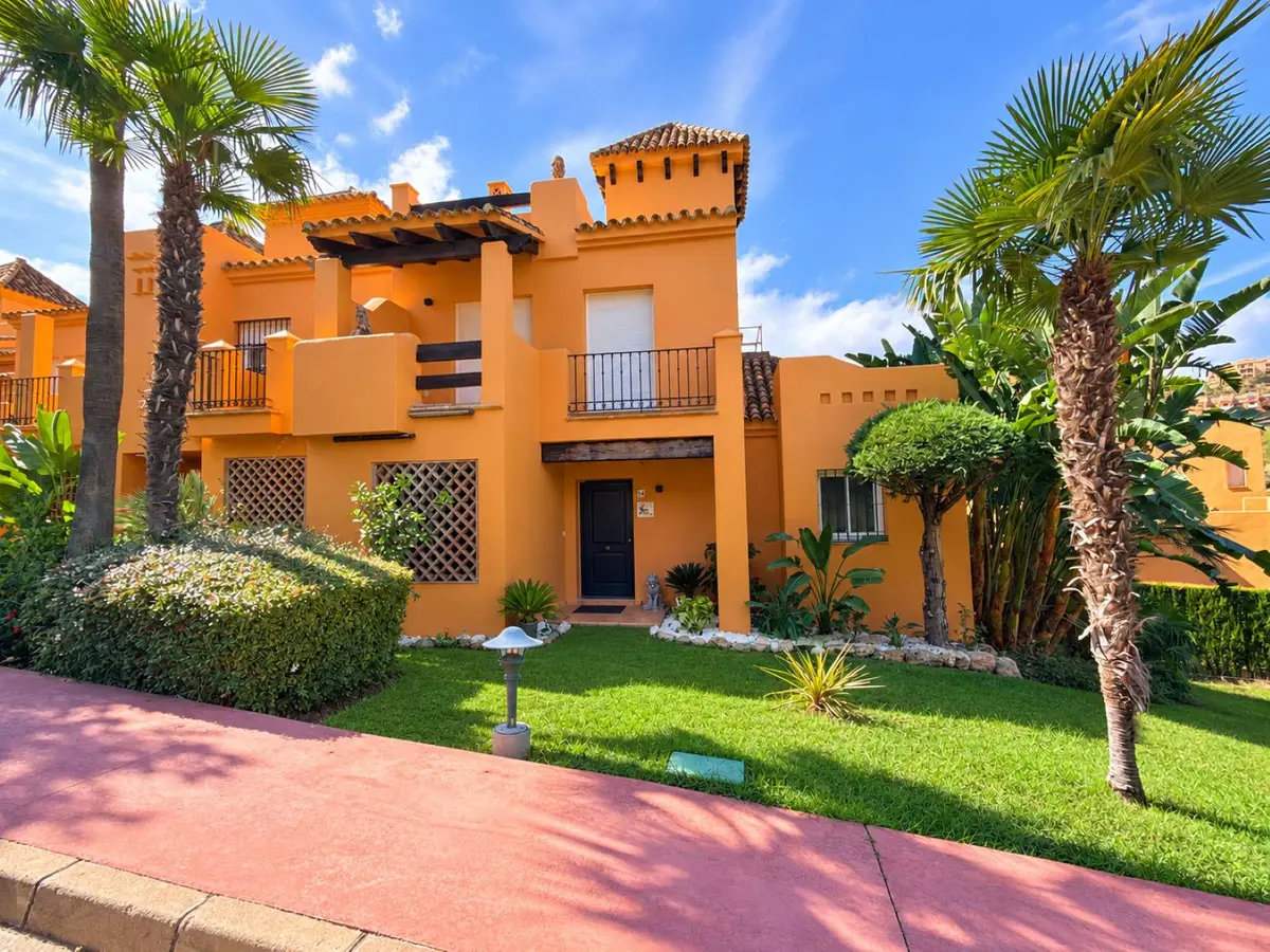 Semi-Detached House for sale in Benahavís — photo 1