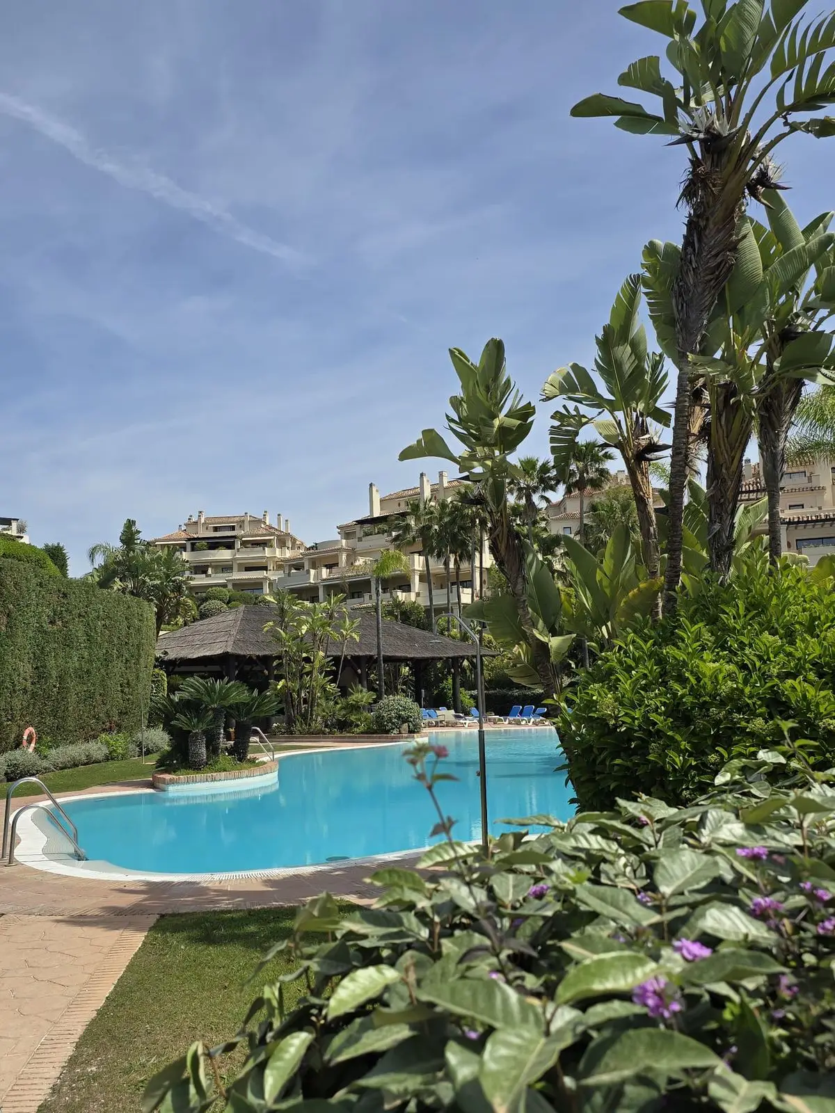 Middle Floor Apartment for sale in Benahavís — photo 1