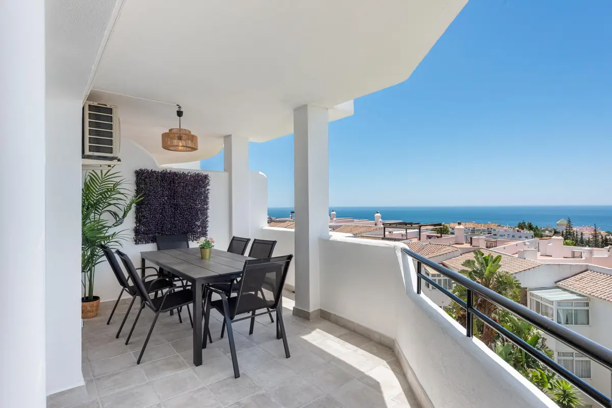 Middle Floor Apartment for sale in Calahonda — photo 1