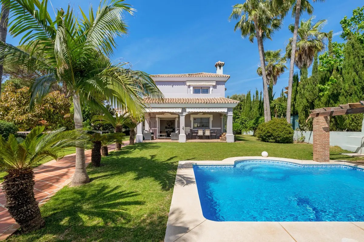 Detached Villa for sale in Estepona — photo 1