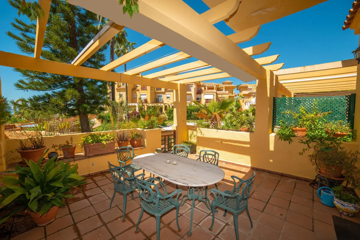 Townhouse for sale in Estepona — photo 1