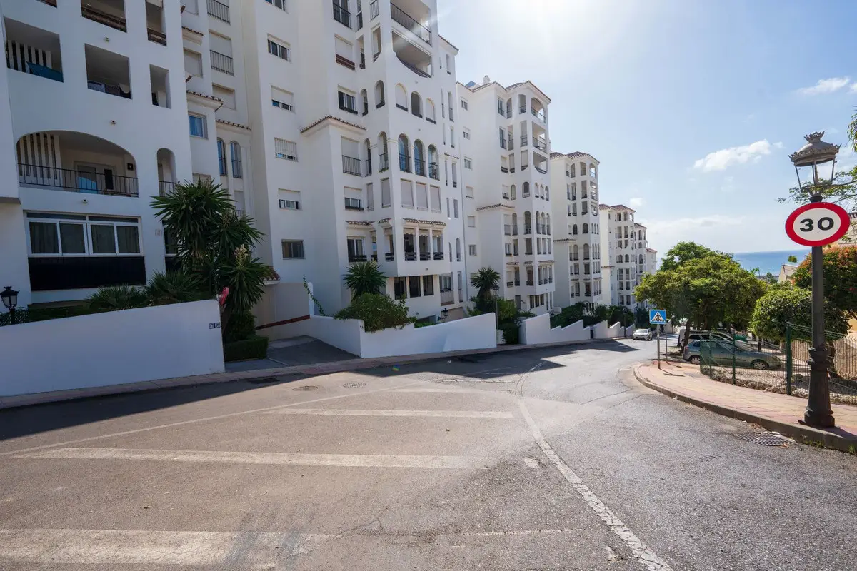 Middle Floor Apartment for sale in Estepona — photo 1