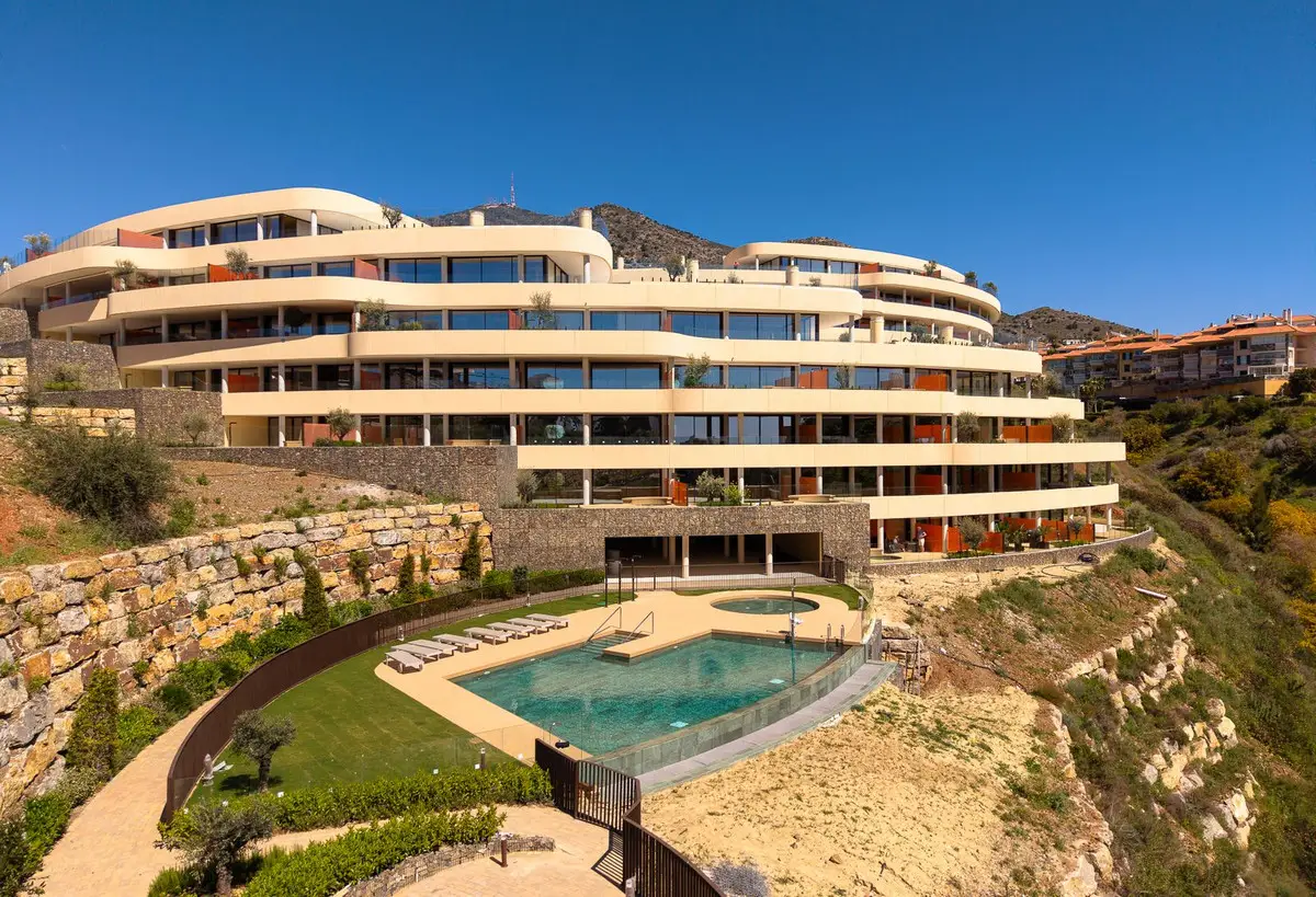 Middle Floor Apartment for sale in Fuengirola — photo 1