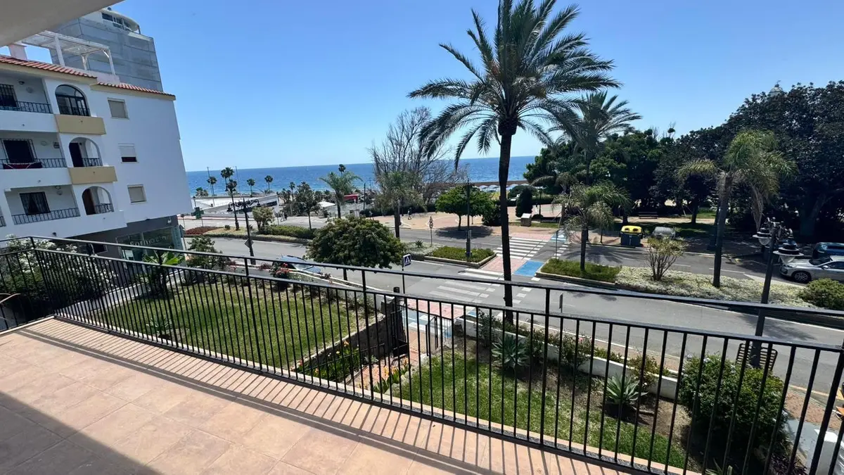 Middle Floor Apartment for sale in Estepona — photo 1