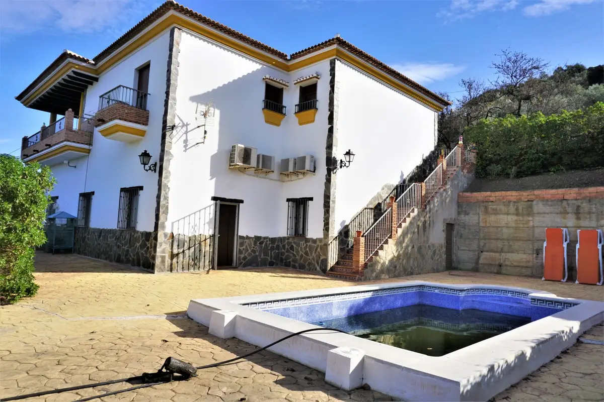 Detached Villa for sale in Sayalonga — photo 1