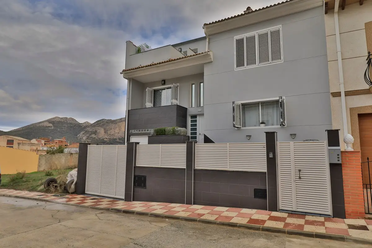 Semi-Detached House for sale in Alfarnate — photo 1