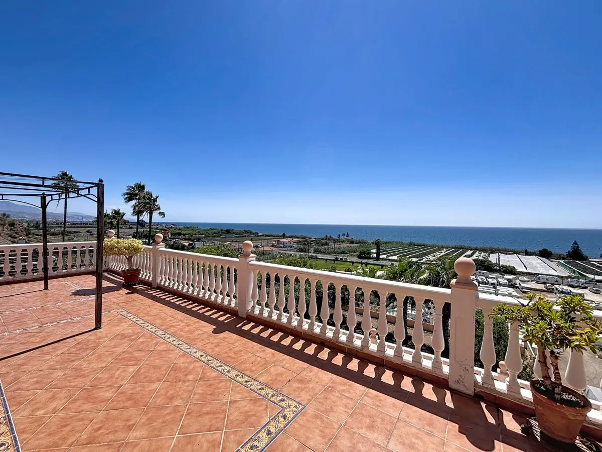 Detached Villa for sale in Almayate — photo 1
