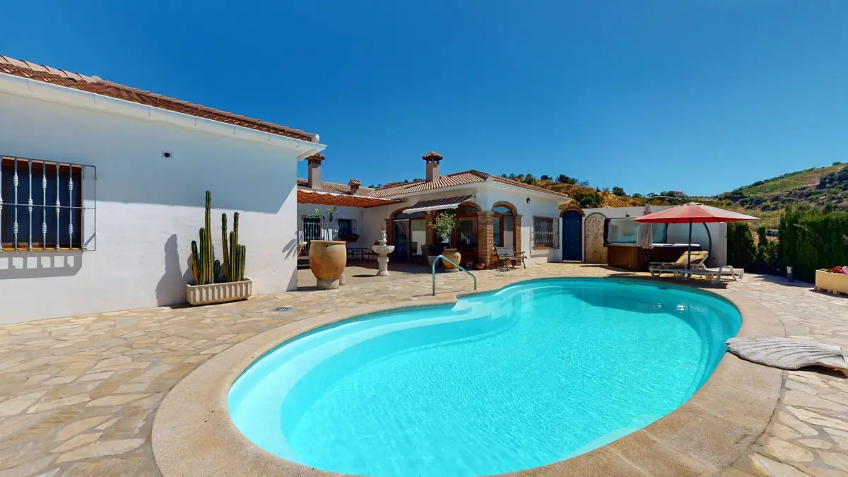 Detached Villa for sale in Iznate — photo 1
