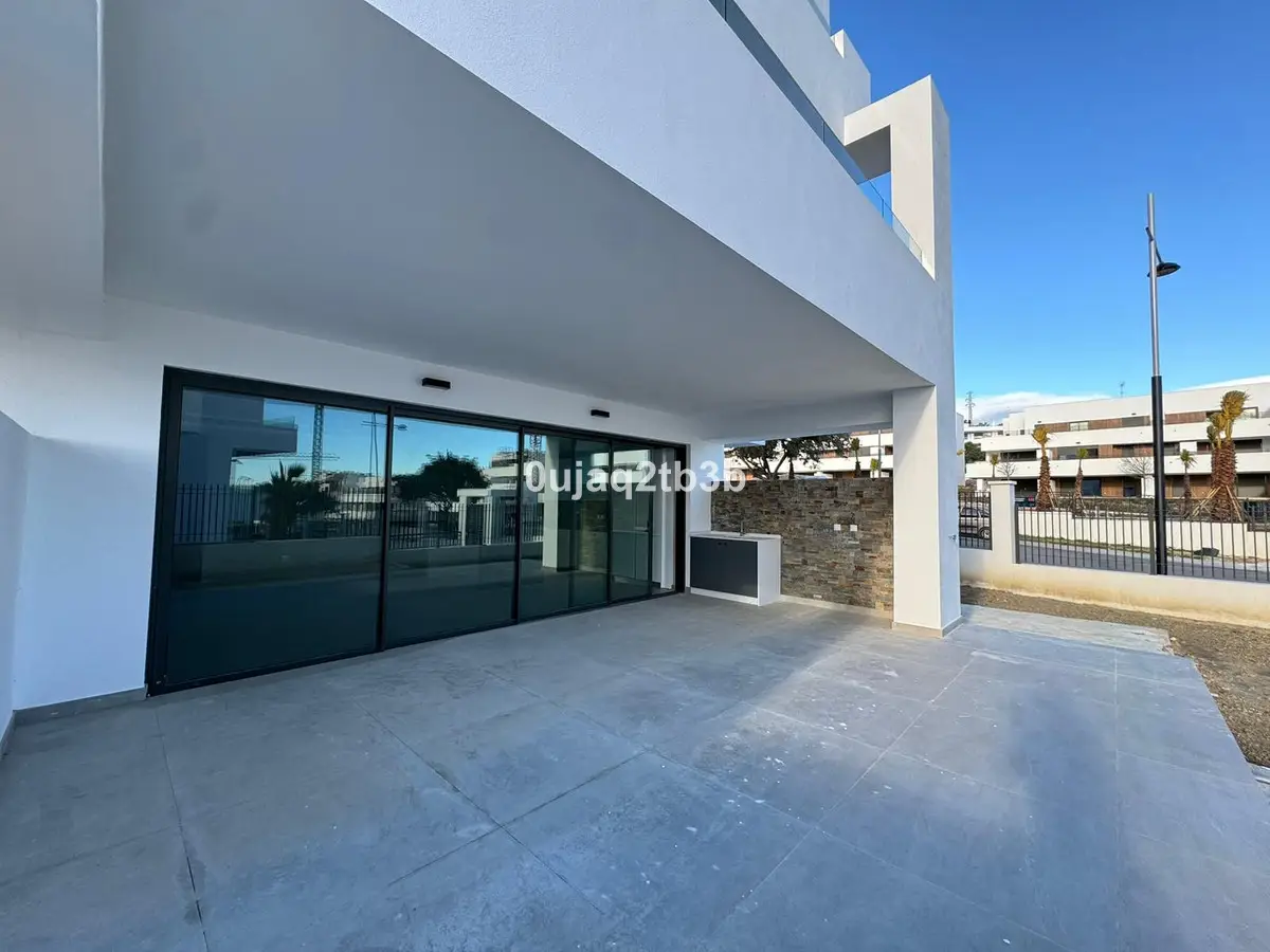 Middle Floor Apartment for sale in Estepona — photo 1