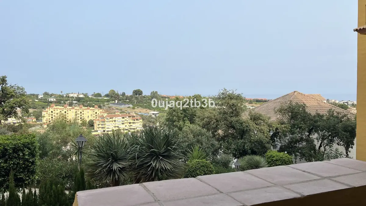 Middle Floor Apartment for sale in Estepona — photo 1