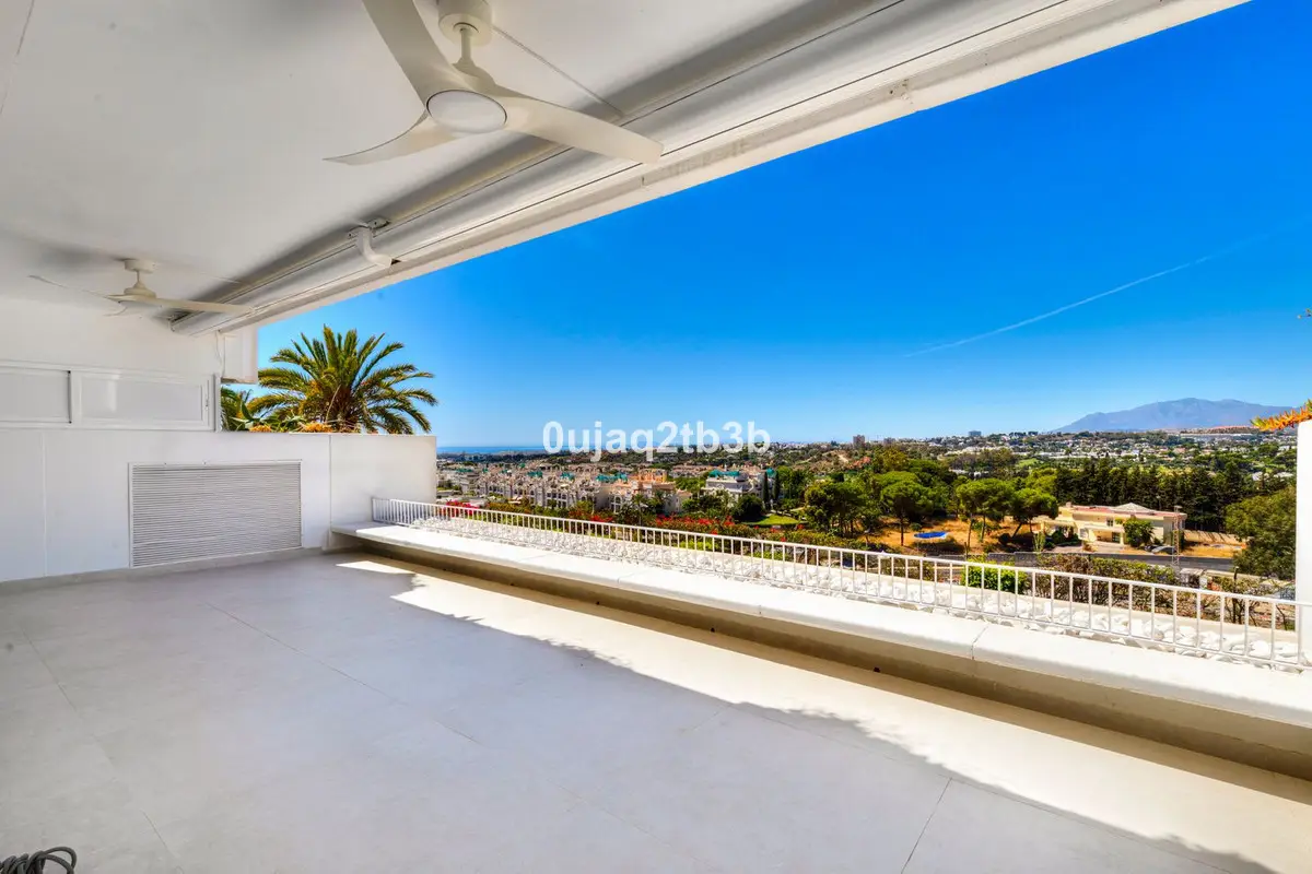 Middle Floor Apartment for sale in Marbella — photo 1