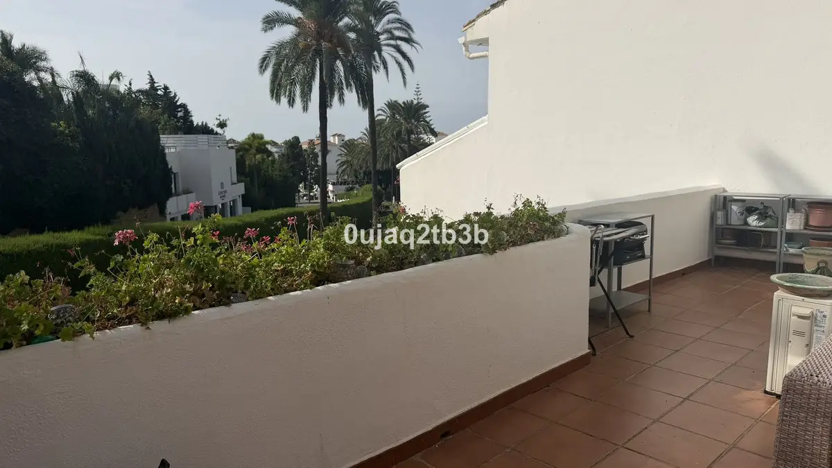 Middle Floor Apartment for sale in Nueva Andalucía — photo 1