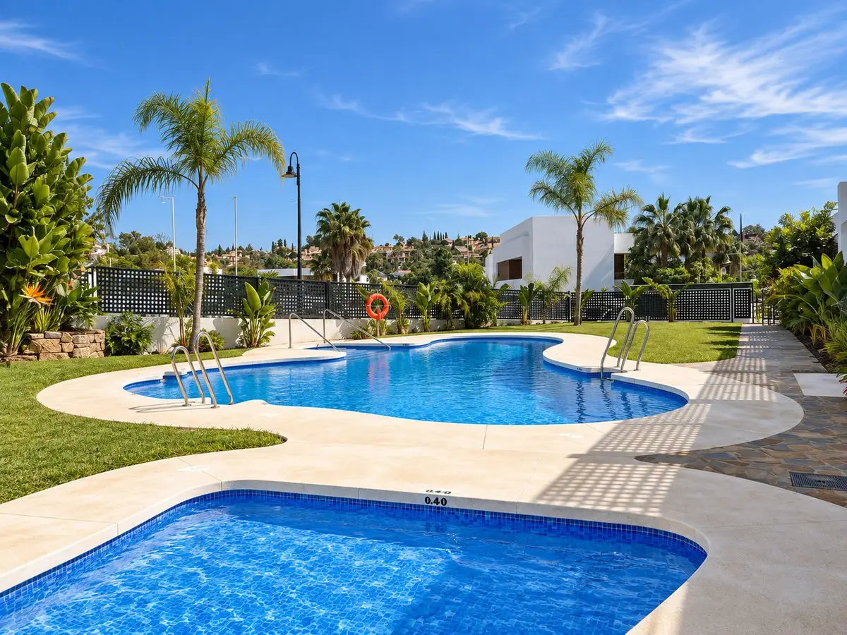 Townhouse for sale in Estepona — photo 1