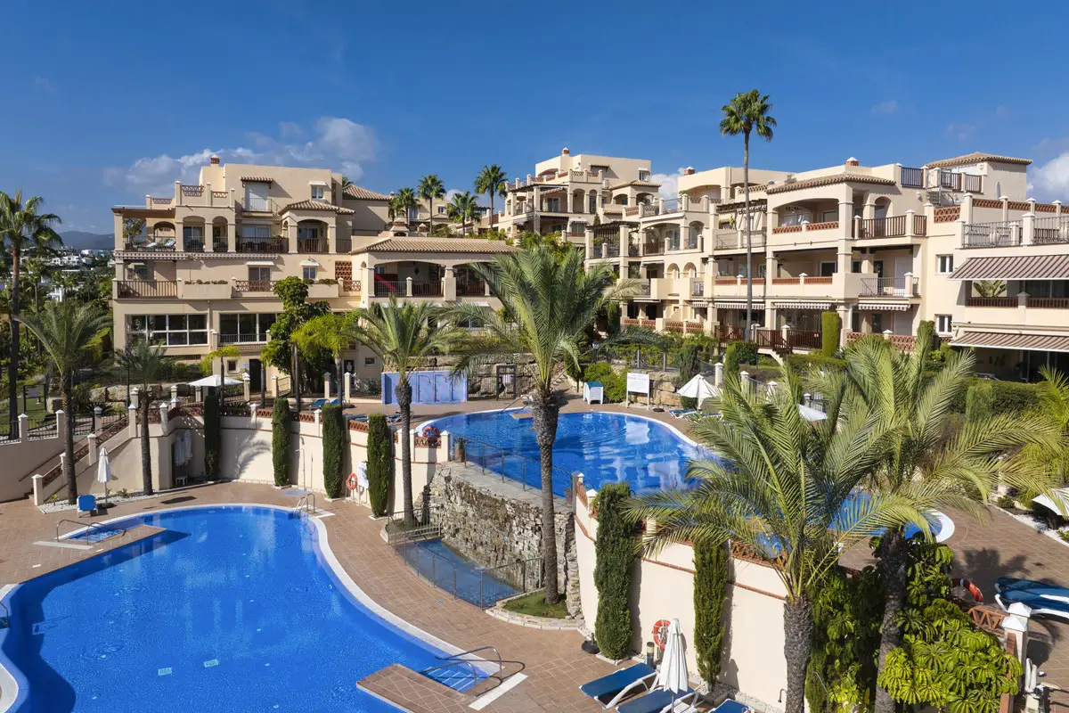 Middle Floor Apartment for sale in Estepona — photo 1