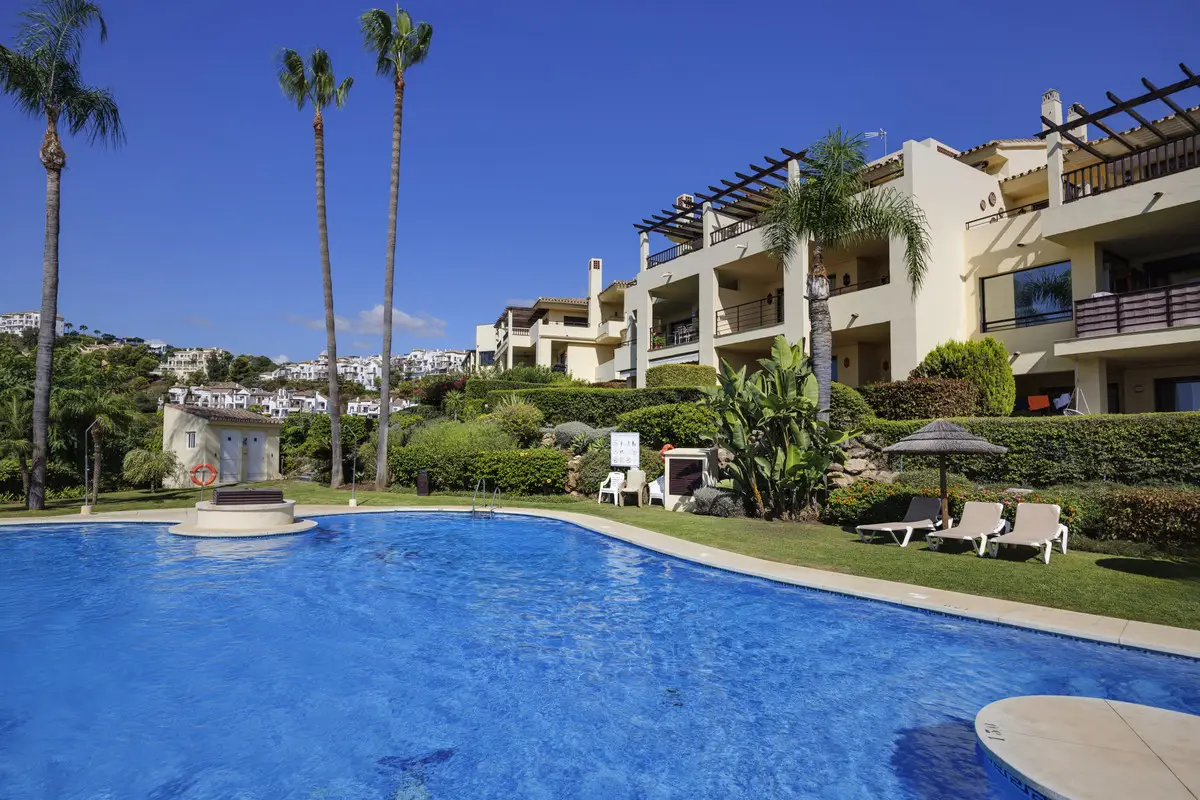 Penthouse for sale in Benahavís — photo 1
