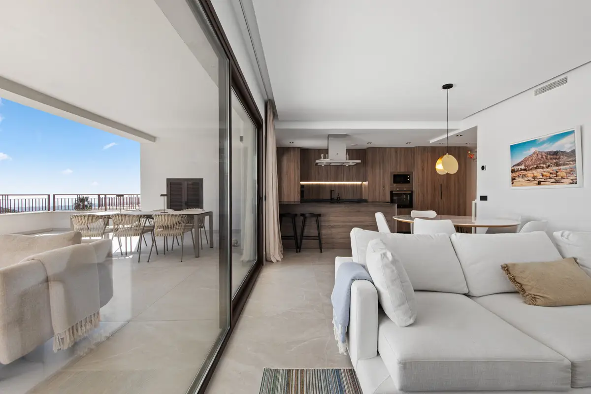 Middle Floor Apartment for sale in Istán — photo 1