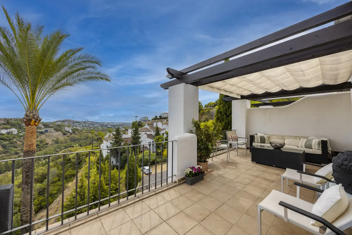 Penthouse for sale in Benahavís — photo 1