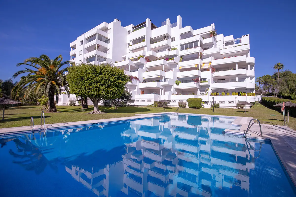 Middle Floor Apartment for sale in Guadalmina Alta — photo 1