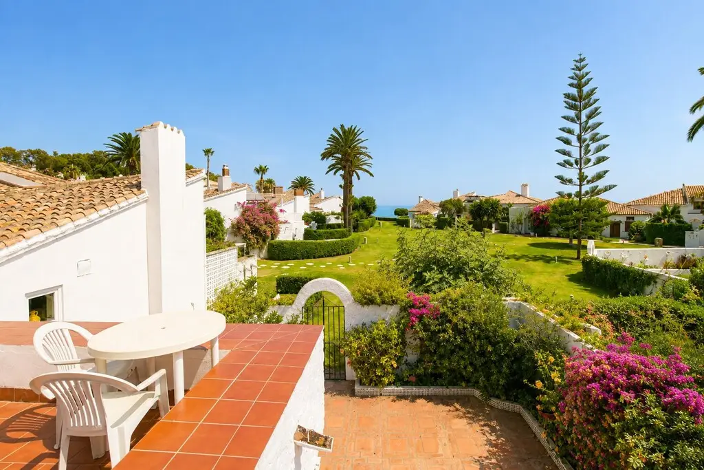 Semi-Detached House for sale in Estepona — photo 1