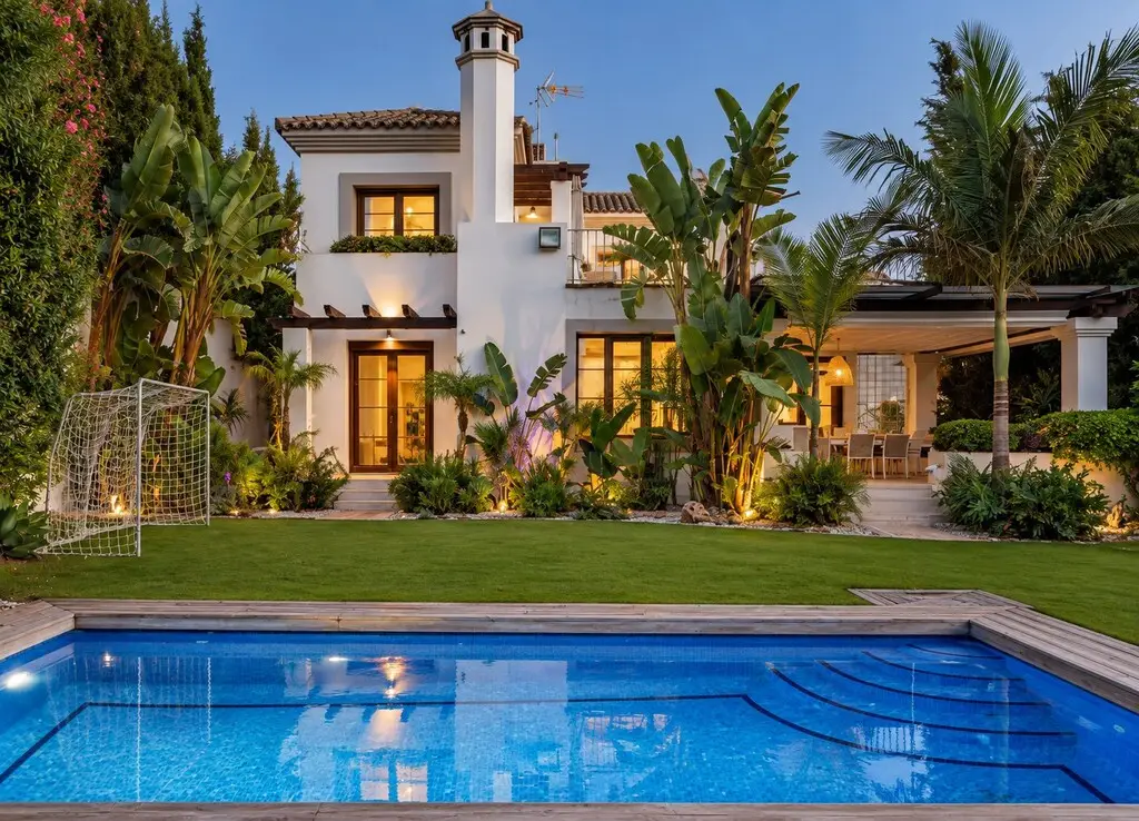 Detached Villa for sale in Estepona — photo 1