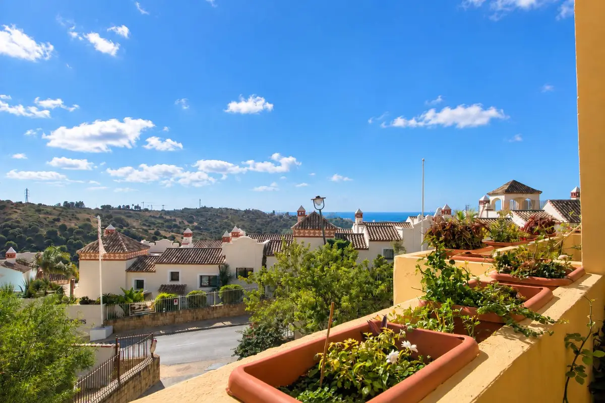 Middle Floor Apartment for sale in Estepona — photo 1