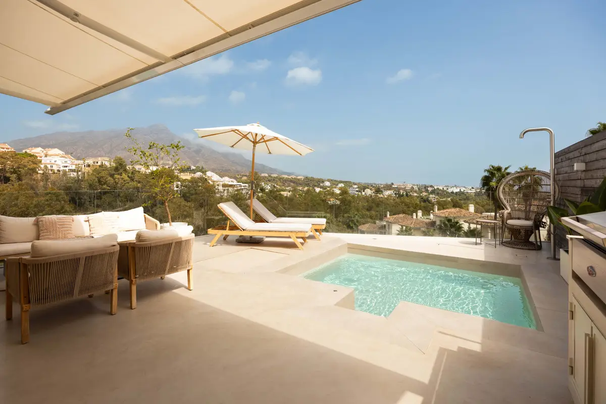 Middle Floor Apartment for sale in Nueva Andalucía — photo 1