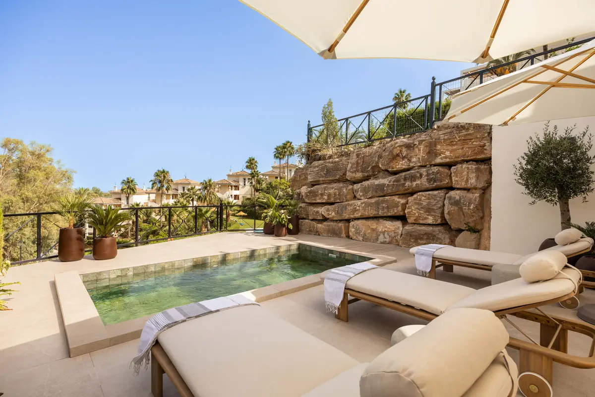 Middle Floor Apartment for sale in Nueva Andalucía — photo 1