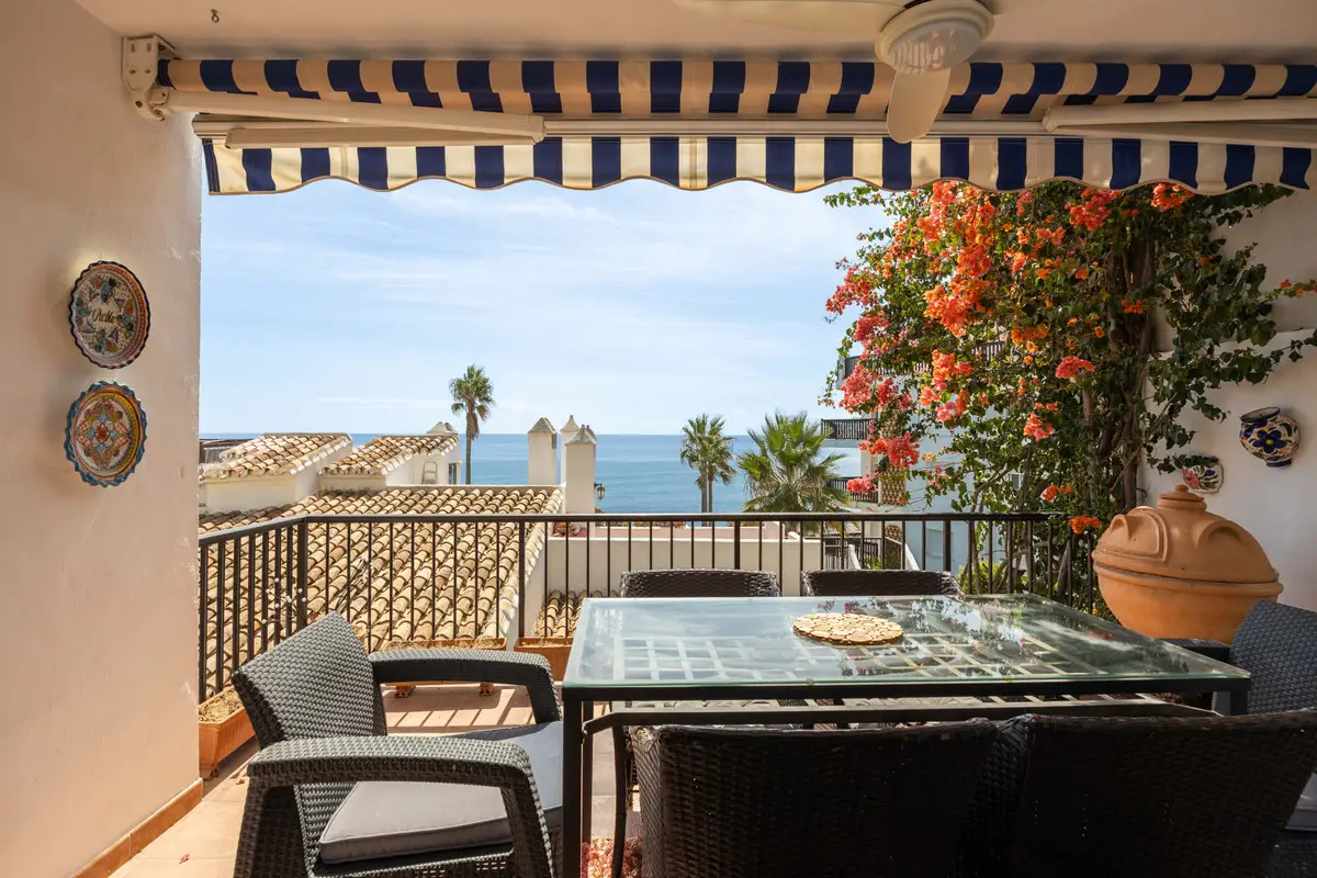 Middle Floor Apartment for sale in Calahonda — photo 1