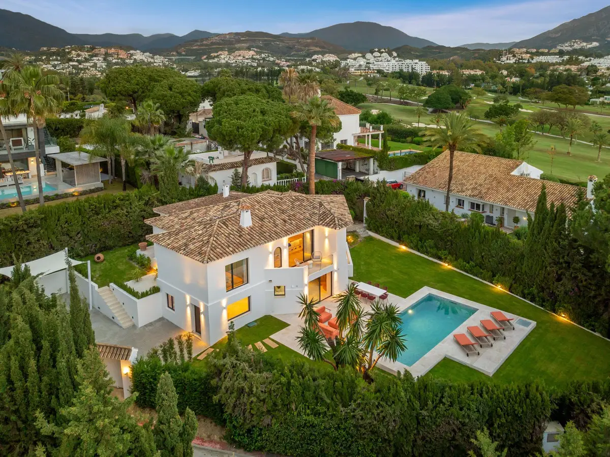 Detached Villa for sale in Nueva Andalucía — photo 1