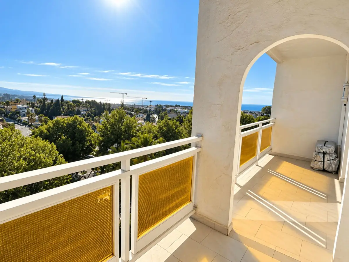 Middle Floor Apartment for sale in Nueva Andalucía — photo 1