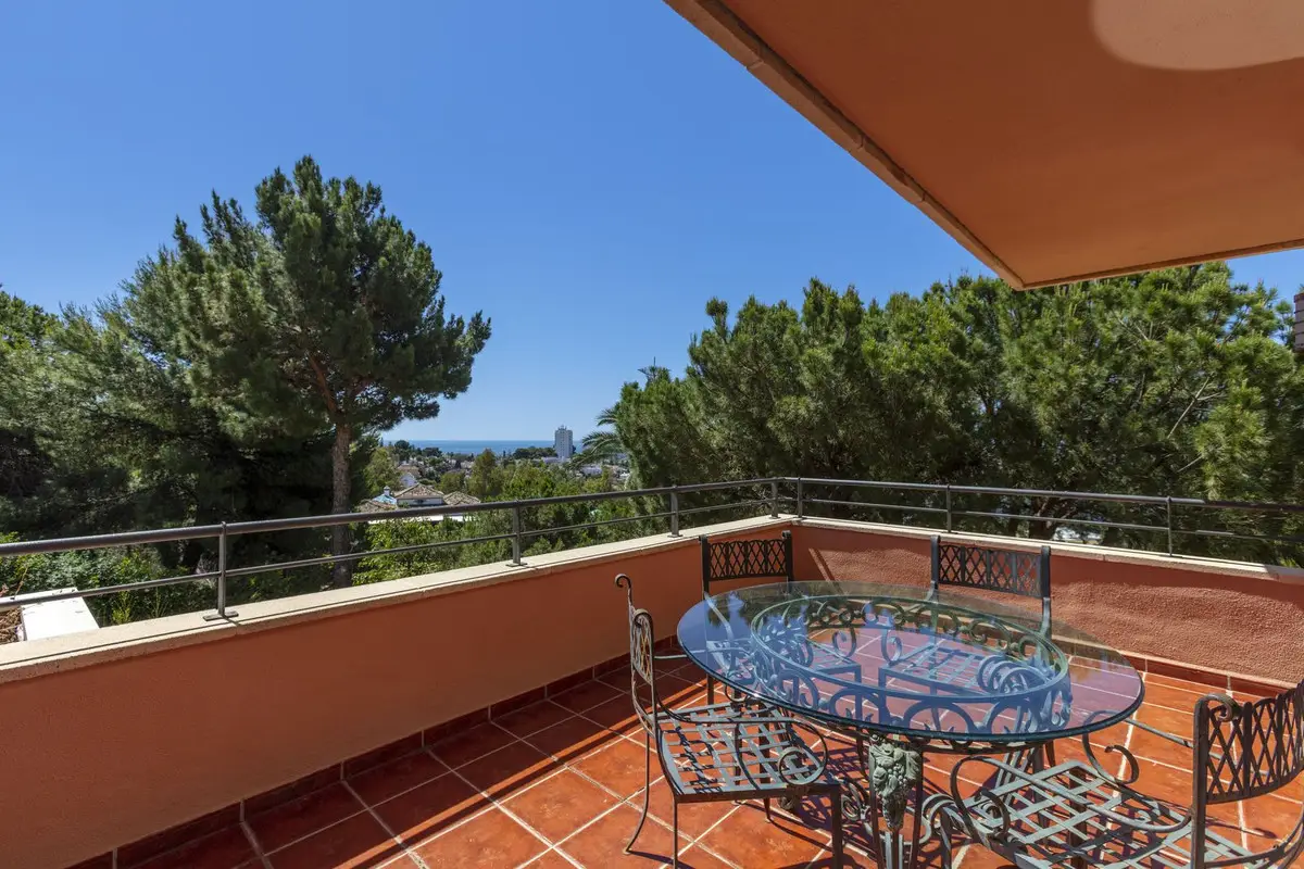 Middle Floor Apartment for sale in Nueva Andalucía — photo 1