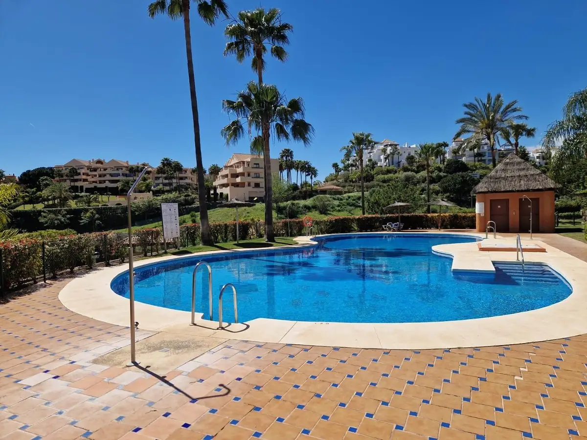 Middle Floor Apartment for sale in Benahavís — photo 1