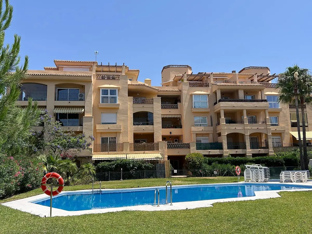 Middle Floor Apartment for sale in Calahonda — photo 1