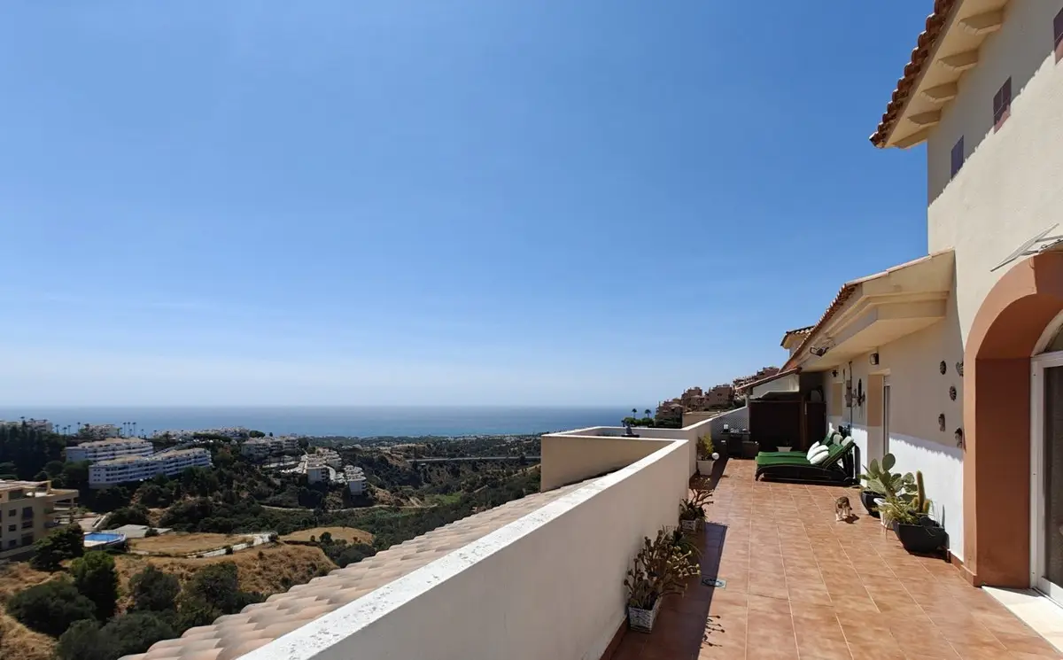 Penthouse for sale in Calahonda — photo 1