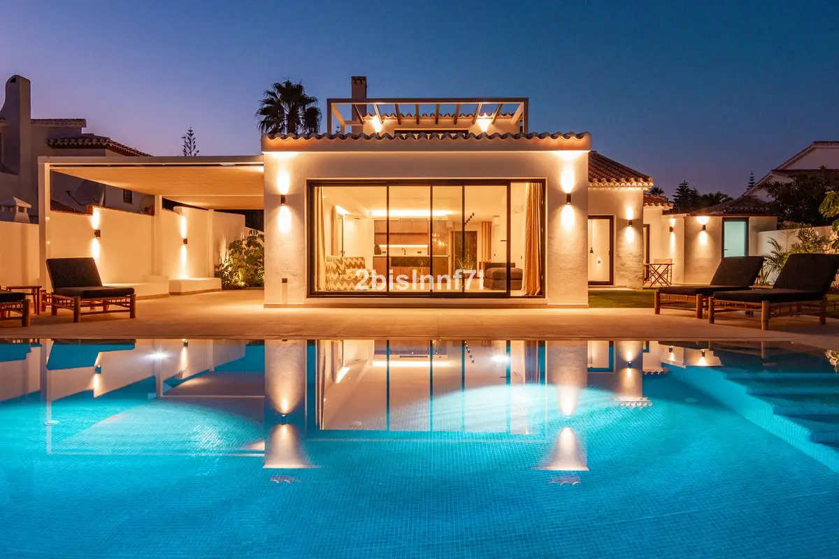 Detached Villa for sale in Elviria — photo 1