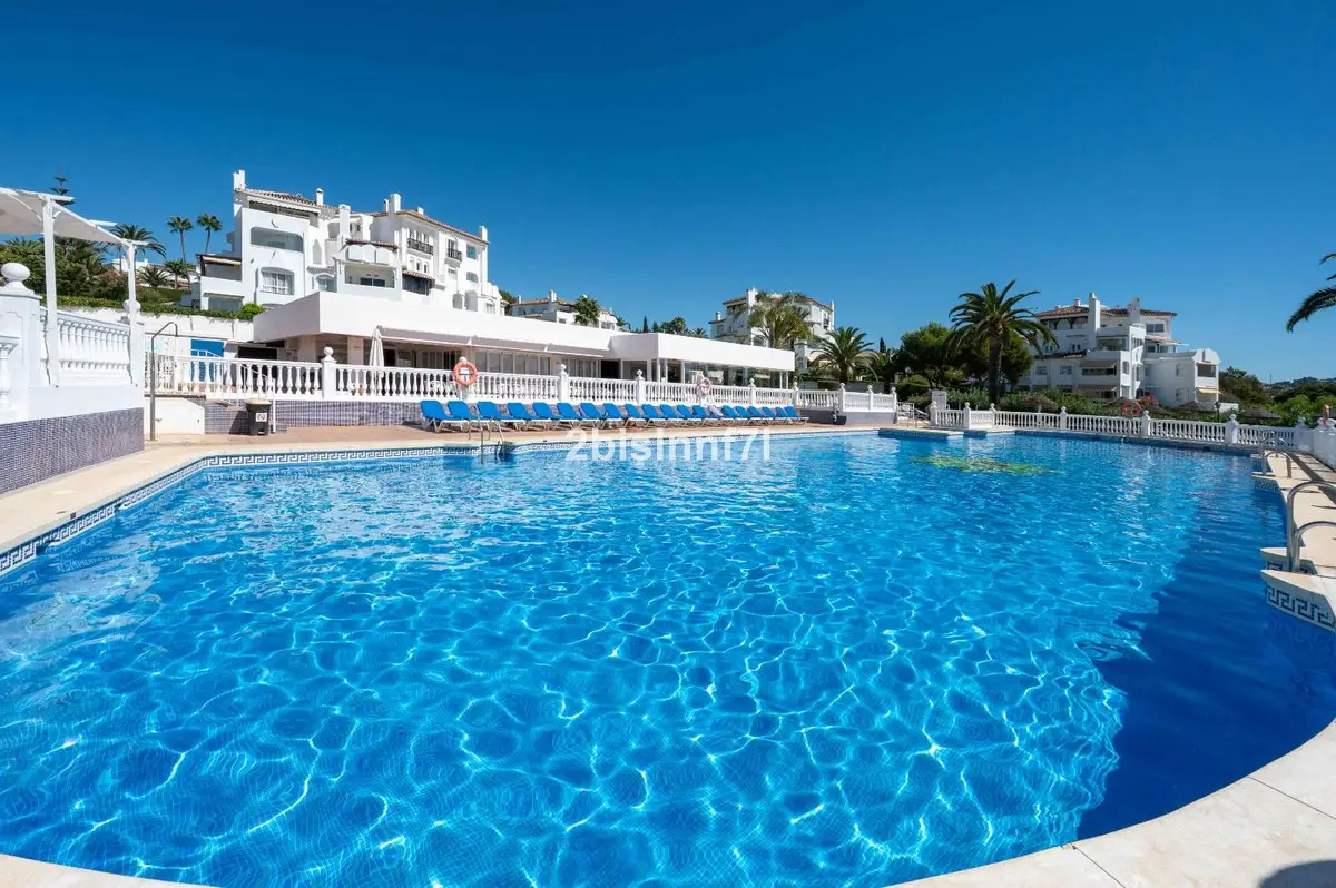 Middle Floor Apartment for sale in Elviria — photo 1