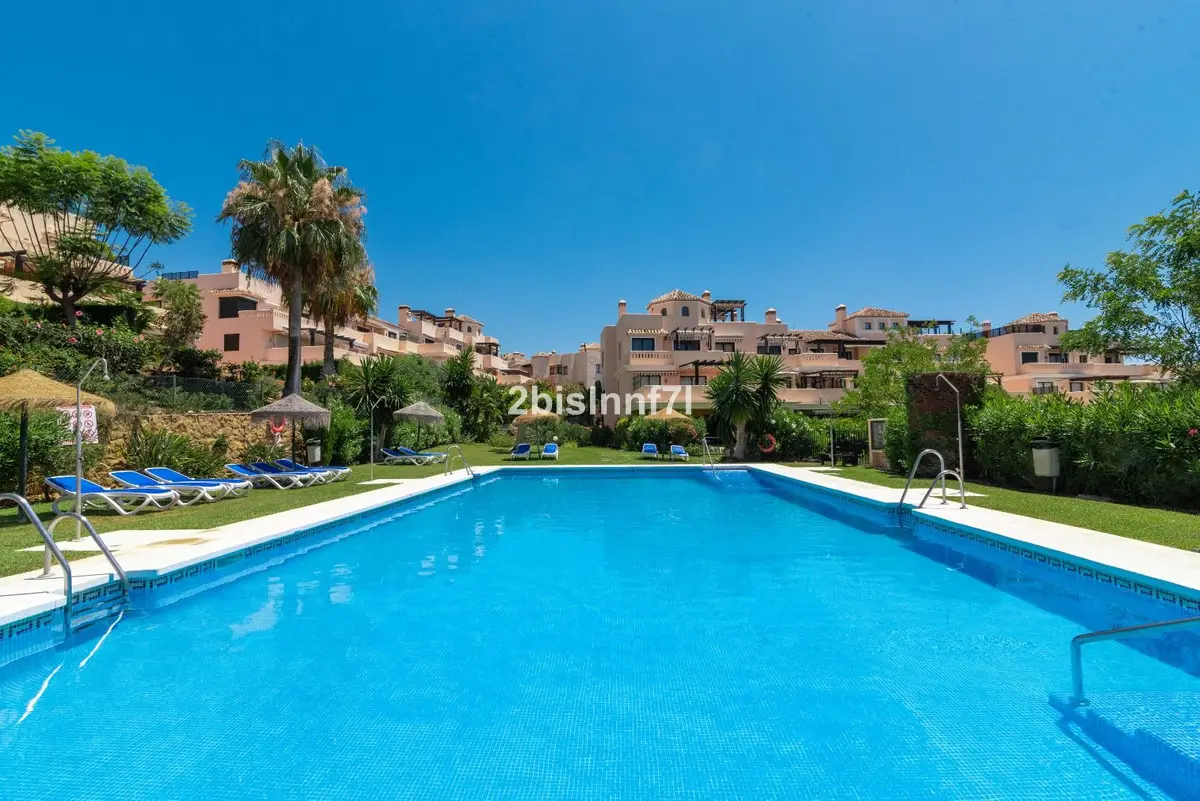 Middle Floor Apartment for sale in Elviria — photo 1