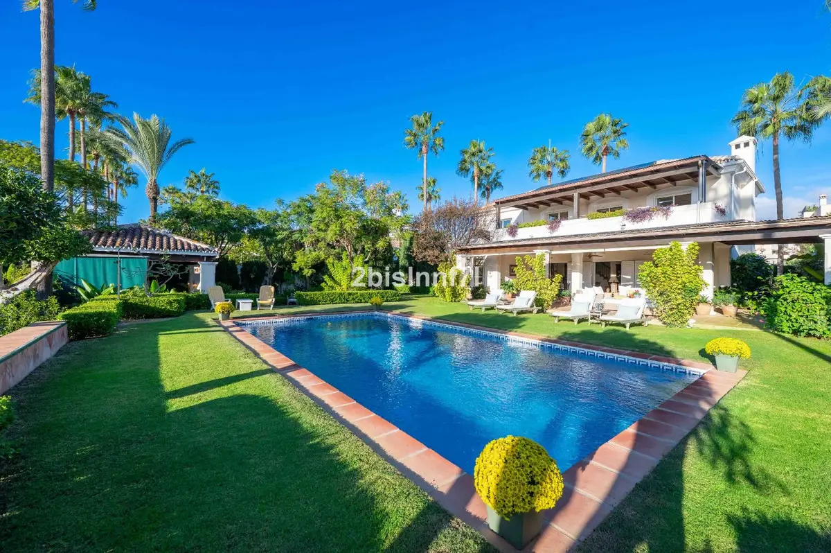Detached Villa for sale in Elviria — photo 1