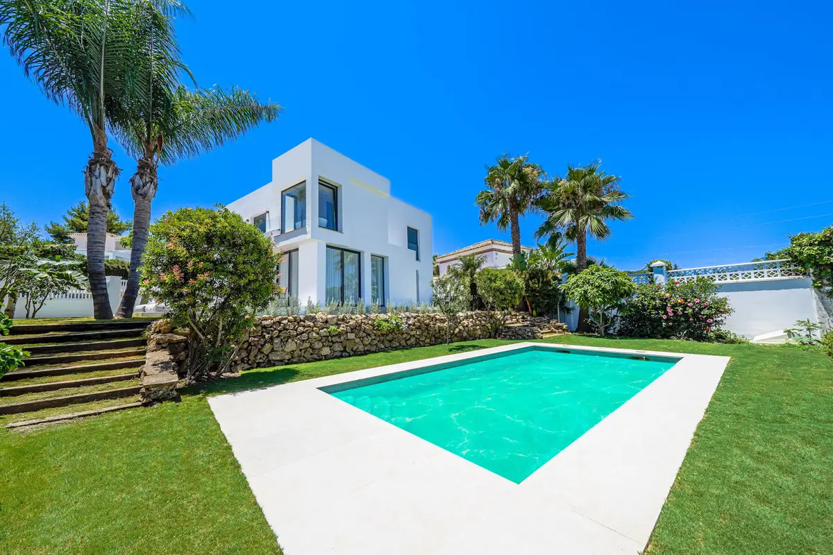 Detached Villa for sale in Nueva Andalucía — photo 1