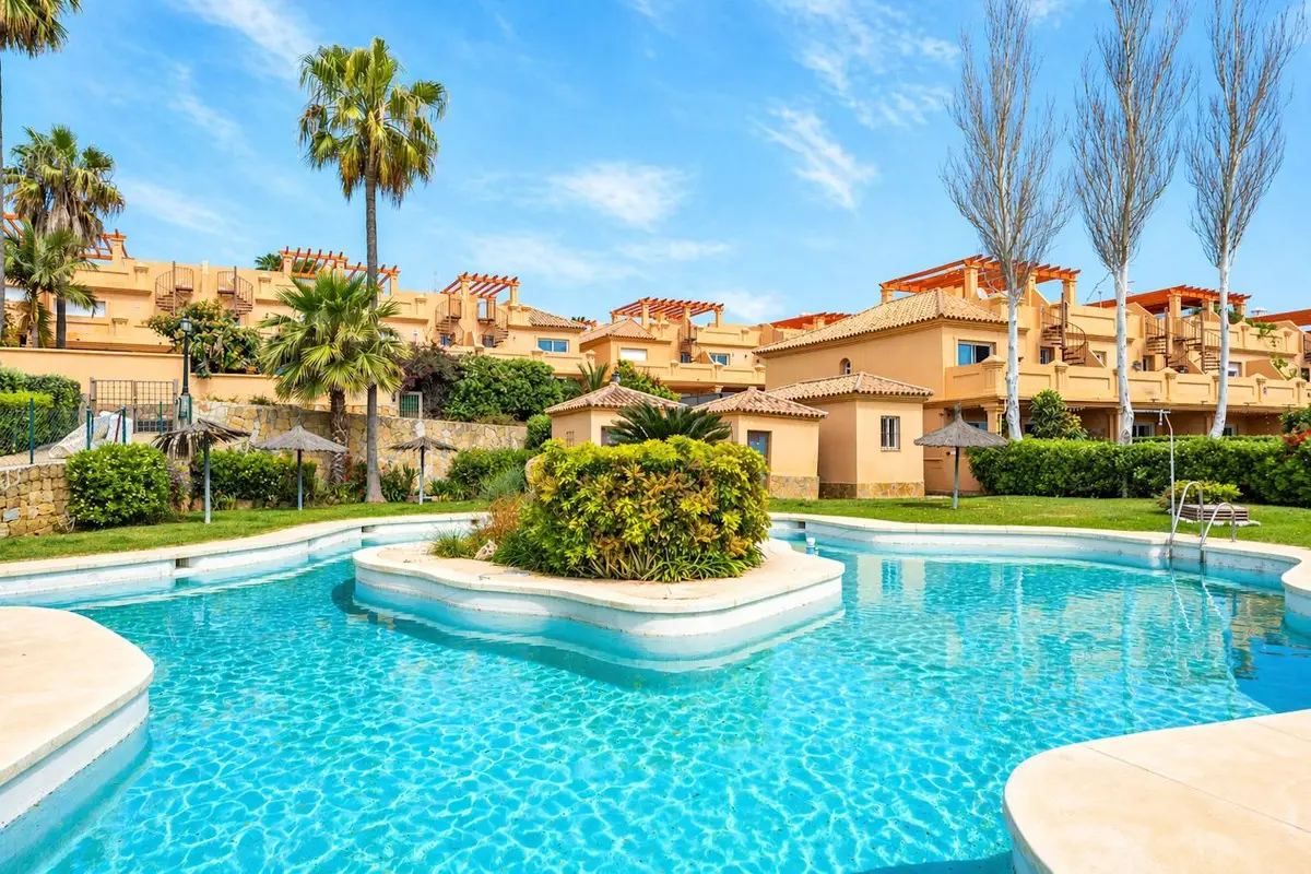 Townhouse for sale in Estepona — photo 1