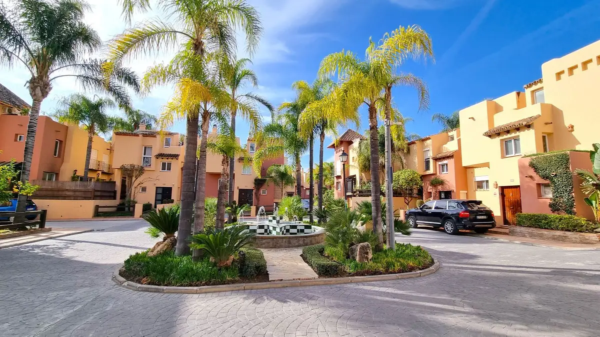 Townhouse for sale in Nueva Andalucía — photo 1
