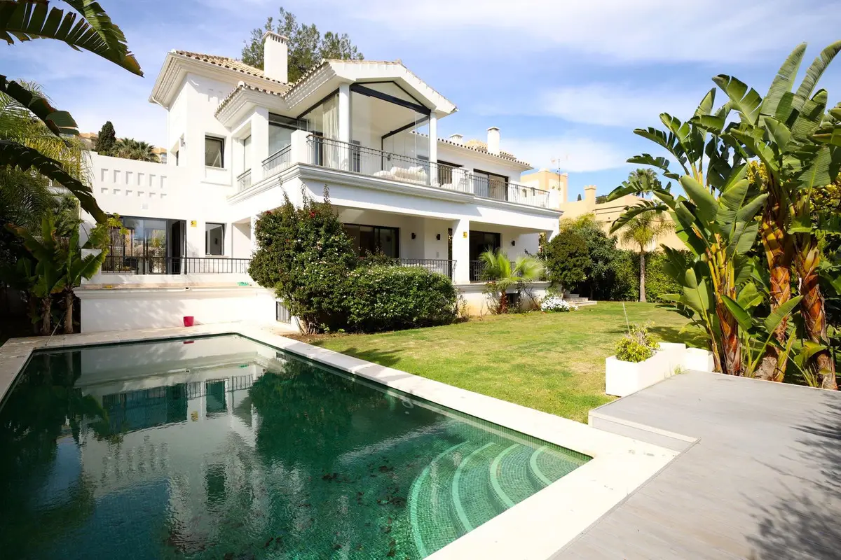 Detached Villa for sale in Nueva Andalucía — photo 1