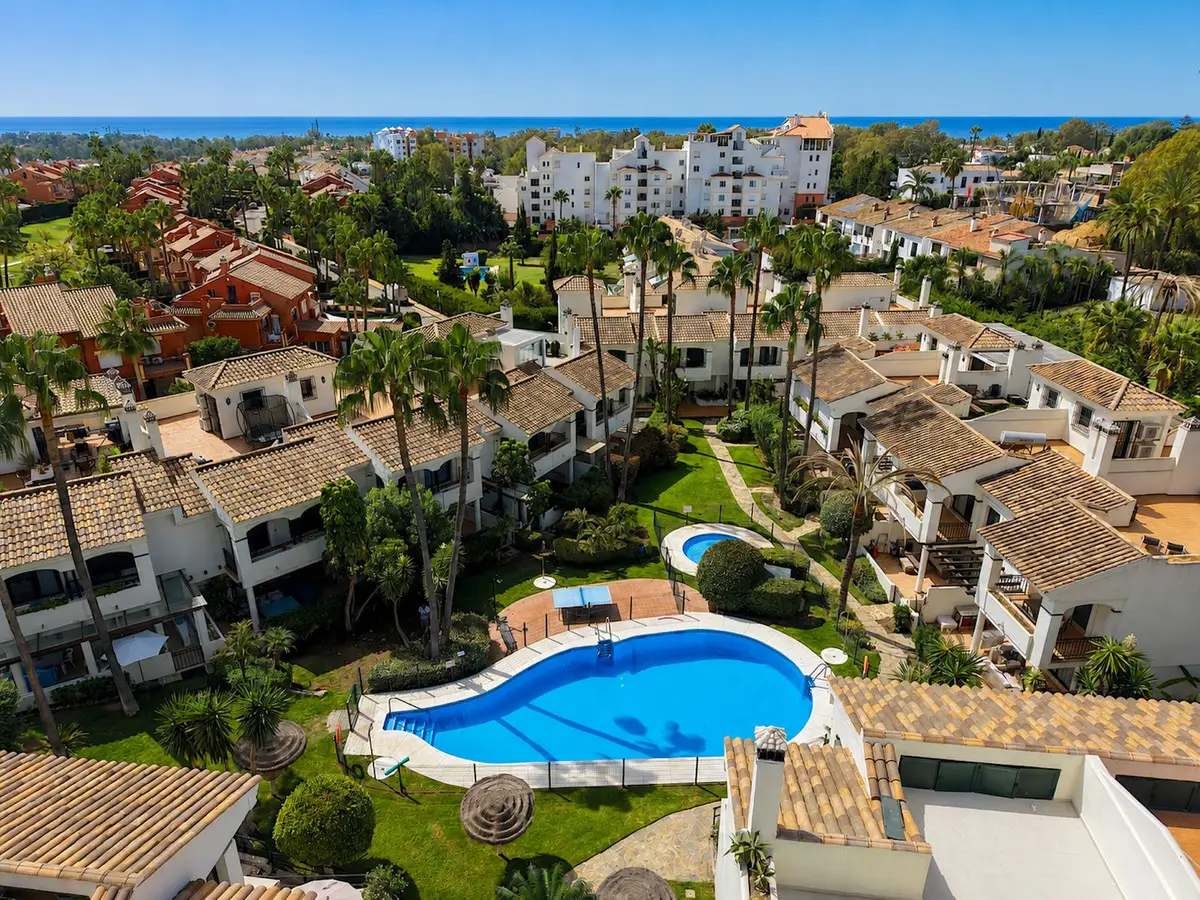 Townhouse for sale in Estepona — photo 1
