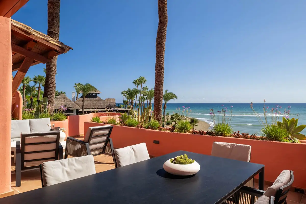 Middle Floor Apartment for sale in Estepona — photo 1