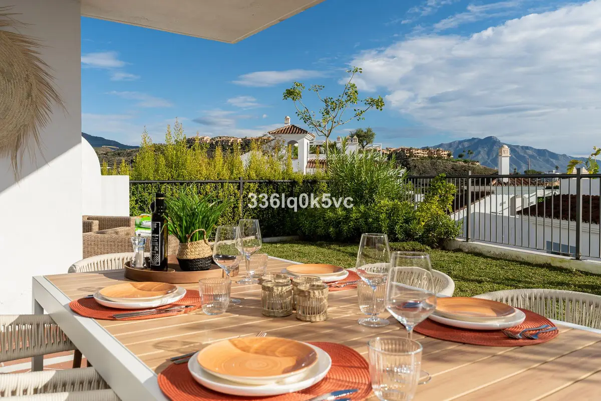 Ground Floor Apartment for sale in Benahavís — photo 1