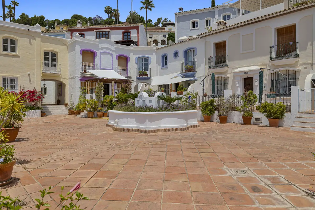 Townhouse for sale in Benahavís — photo 1