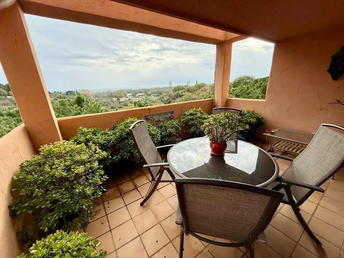 Middle Floor Apartment for sale in Elviria — photo 1