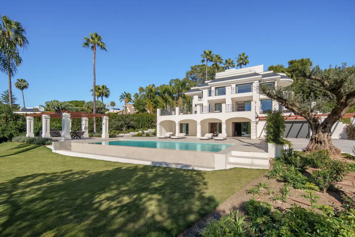 Detached Villa for sale in Nueva Andalucía — photo 1